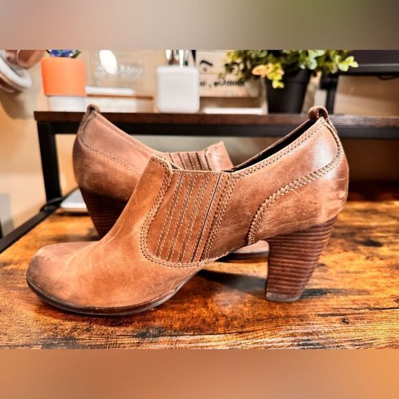 Clark’s Artisan Brown Heeled Booties Size 10 - Picture 11 of 13